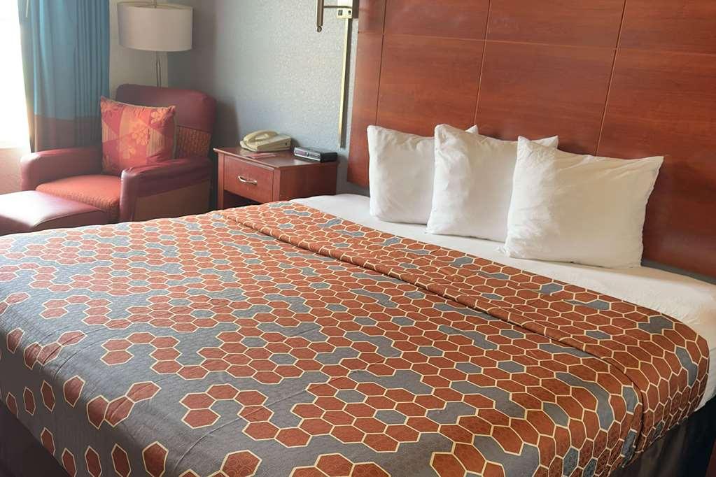 Econo Lodge Tucumcari Route 66 Room photo